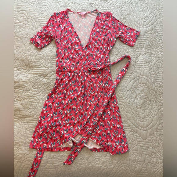 Lilly Pulitzer Dresses & Skirts - Lilly Pulitzer Lipstick Print Wrap Dress